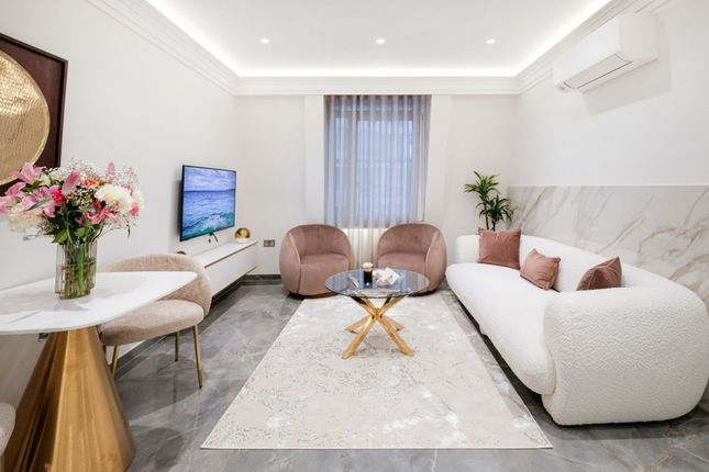 Flat 33, Cumberland Court, Great Cumberland Place, London photo 3