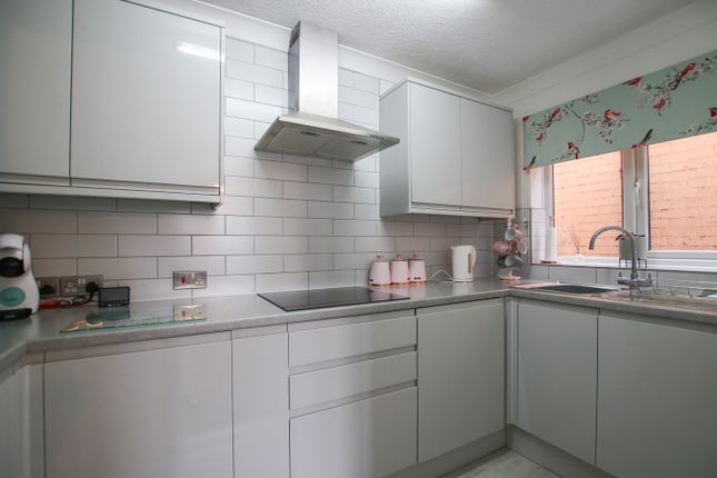 Willow Court, Reading Road, Wokingham photo 2
