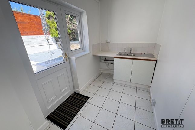 17, Hazel Grove, Milford Haven photo 4