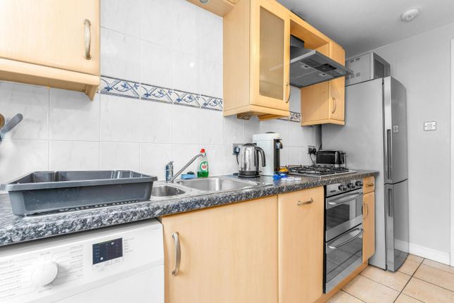 Flat to rent in Old Tolbooth Wynd, Edinburgh