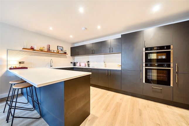 26, Hillcrest View, Huddersfield photo 4