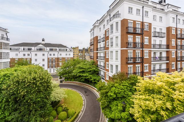 Flat to rent in Chantry Square, London