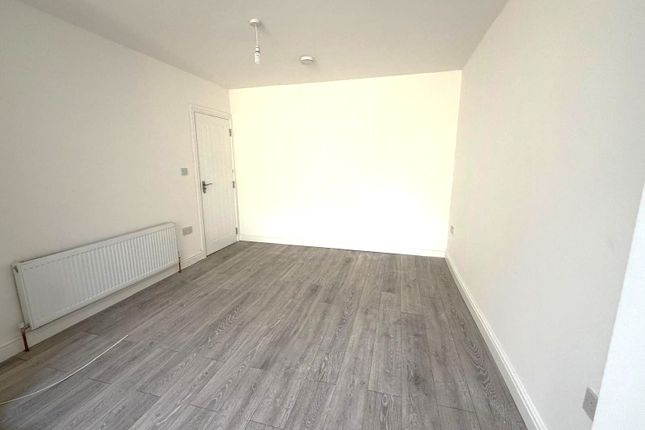 26 Oakwood Avenue, Southall photo 5