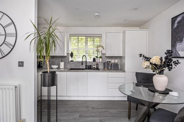 25, Farriers Lea, Haywards Heath photo 4