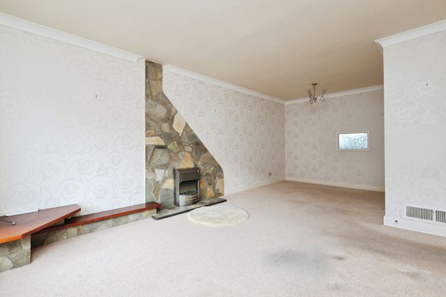 52, Ogden Crescent, Bradford photo 4