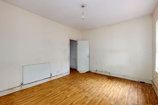 Flat for sale in New City Road, London