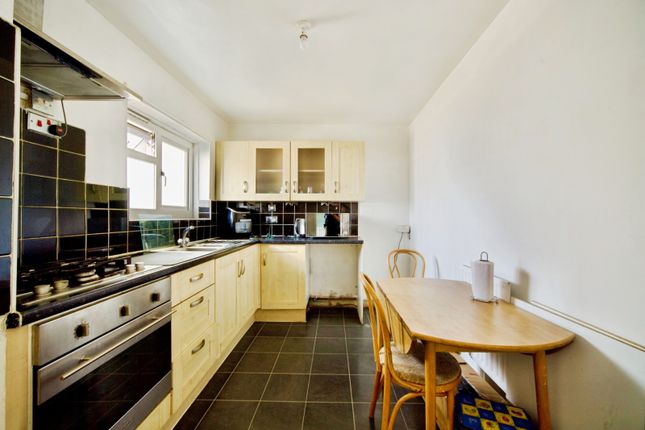 Flat 10, Windsor House,, Knottisford Street, London photo 4