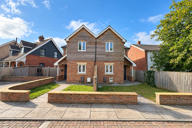 2-bed terraced on 323b Fareham Road, Gosport, £1,550/mo
