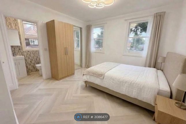 Second Floor Flat Shepherds Bush, London photo 2