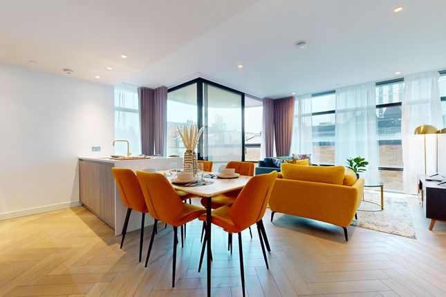 Flat to rent in Principal Tower, 2 Shoreditch High Street, London