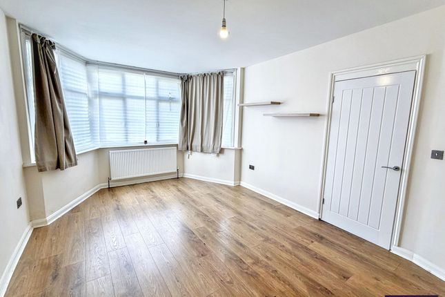 16 The Rise, Edgware photo 2