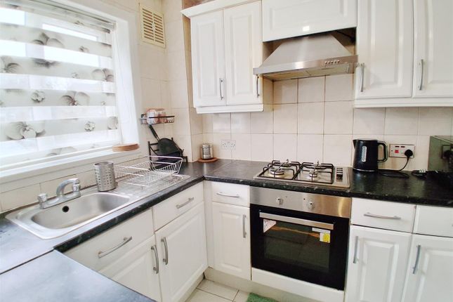 29, Windsor Park Road, Harlington photo 4