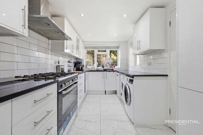 38 Owen Gardens, Woodford Green photo 3