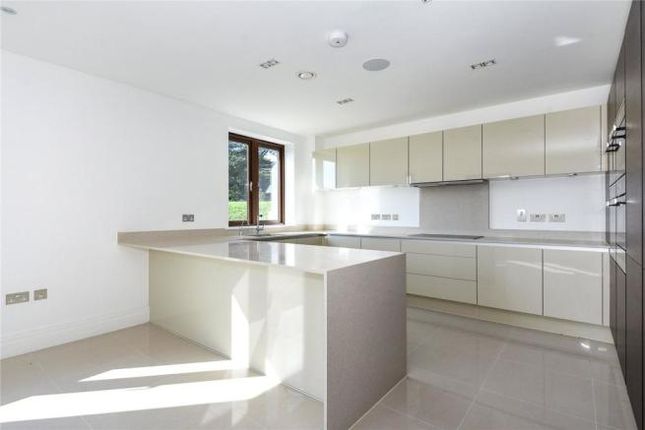 Duchess Crescent, Stanmore, London photo 3