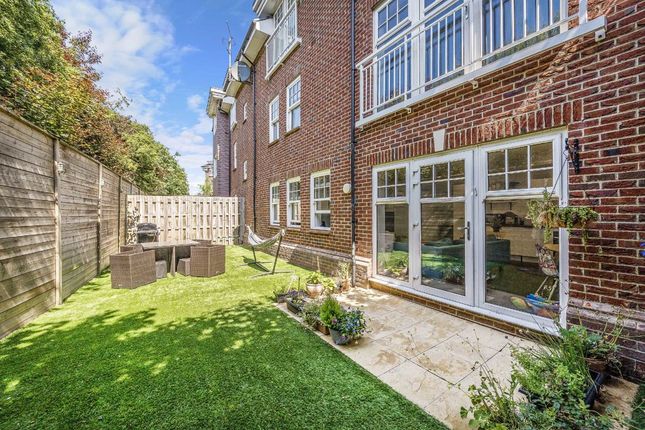 Flat 1, Chamberlain Court, 1, Rosebery Place, London photo 3