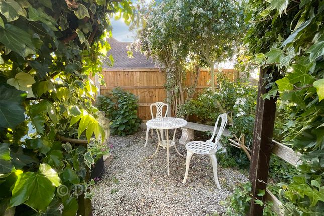 90, Nevendon Road, Wickford photo 2