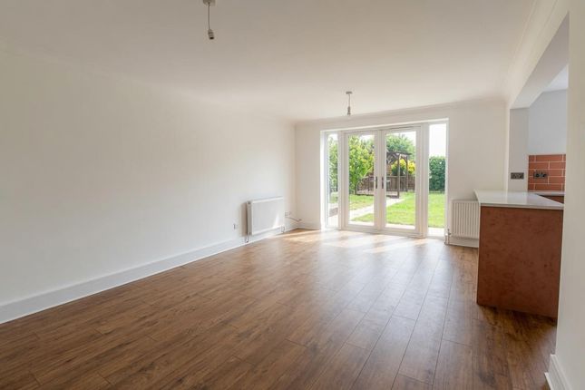 18, Ducketts Mead, Rochford photo 3
