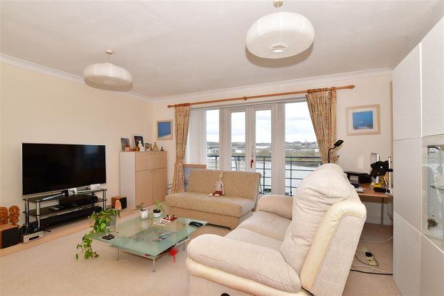 Flat for sale in Fennel Close, Rochester, Kent