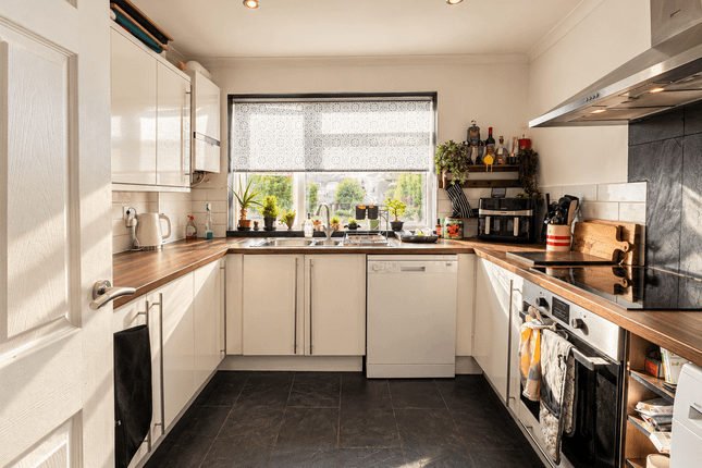 18, Haig Court, Chelmsford photo 4