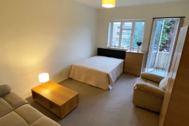 Shared accommodation to rent in Lochinvar Street, London