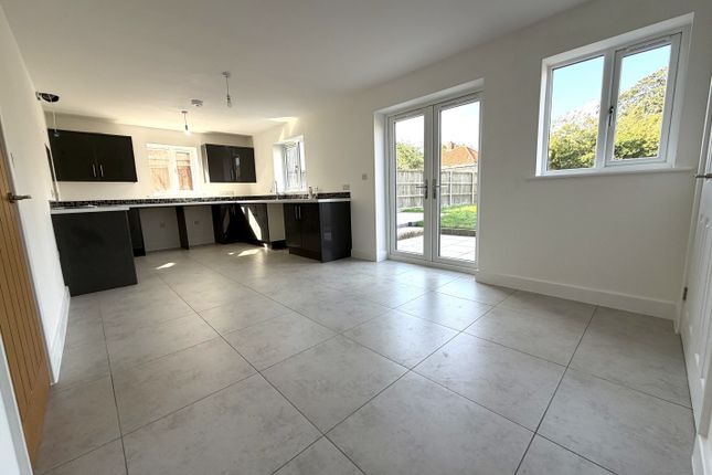 6a, Sutton Crescent, Freethorpe photo 5
