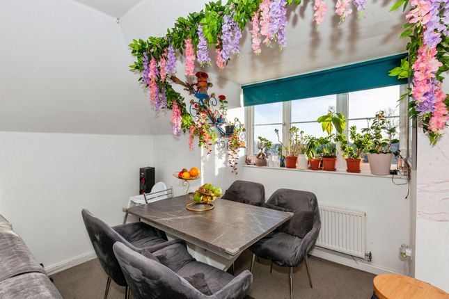 Flat 9, 21, Kenyon Way, SLOUGH photo 4
