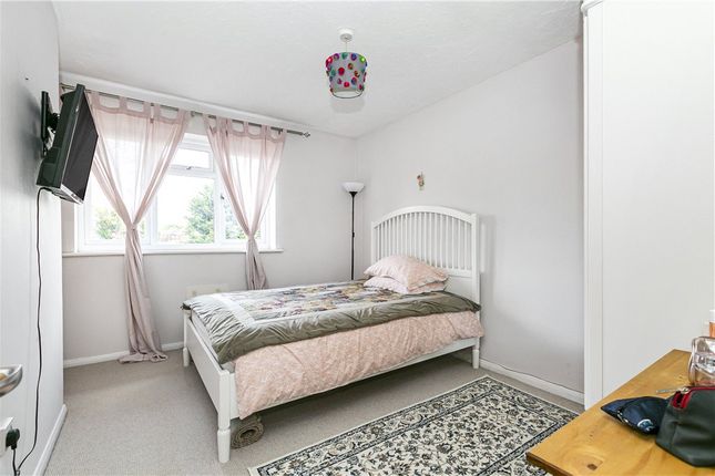 75, Seymour Way, Surrey photo 4
