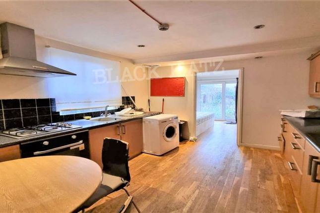 Thumbnail Flat to rent in Brewster Gardens, London
