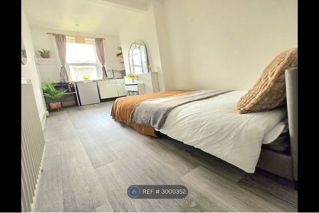 Flat, St Michaels Rd Westcliff, Bournemouth photo 2