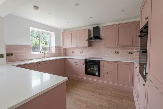 18, Ducketts Mead, Rochford photo 4