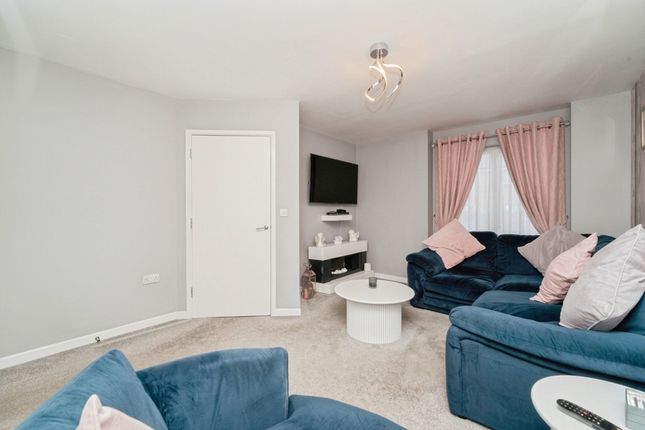 1 Glenister Gardens, Hayes photo 4