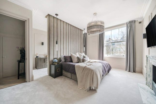 Flat for sale in Queens Gardens, London