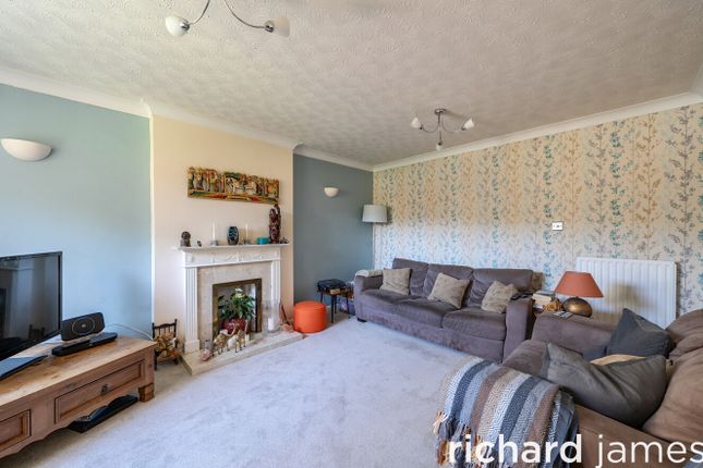 3, Hungerford Close, Swindon photo 2