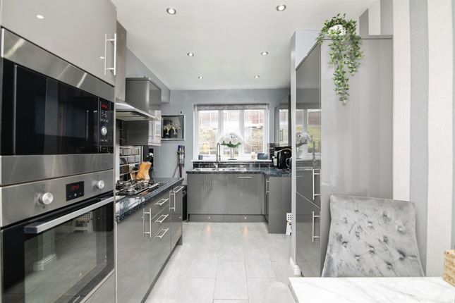 7, Sandfield Grove, Dudley photo 3