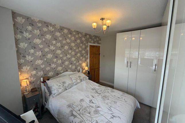 32, Letchworth Avenue, Feltham photo 4