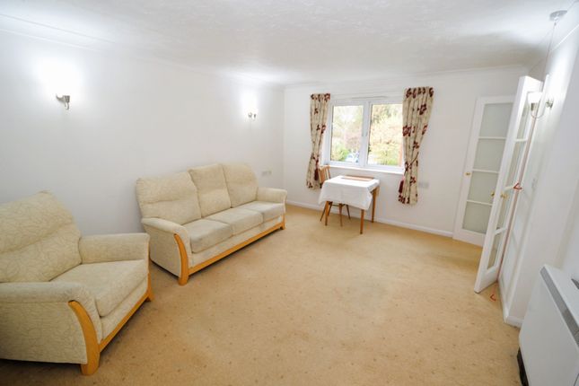 41 Hart Dene Court, Bagshot photo 2