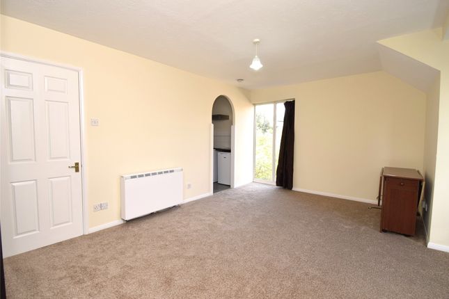 25, Camarthen Green, London photo 4