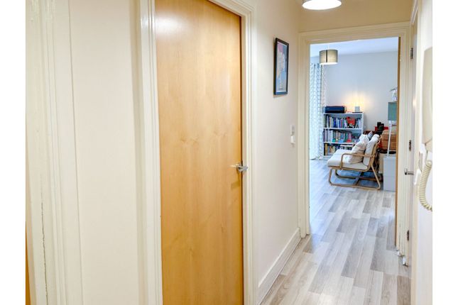 Flat for sale in Champs Sur Marne, Bristol