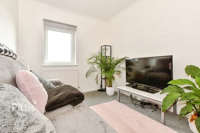 Flat 4, Buckland Court, 3 Castle Street, East Cowes photo 2