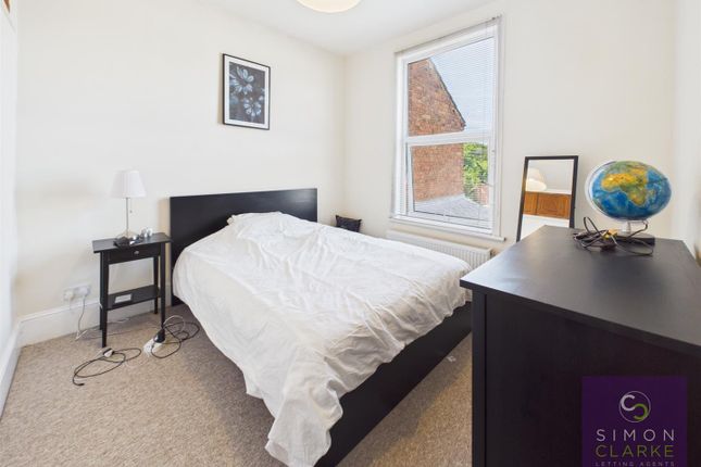 Flat 2, 1, Holly Park Road, London photo 3