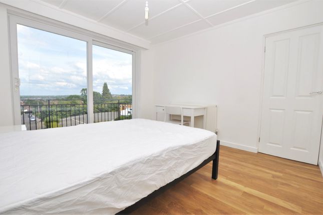 8 Wilderness Court,, Wilderness Road, Guildford photo 5