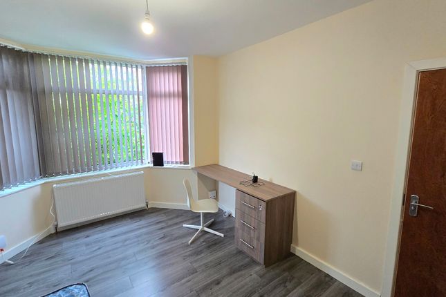 21 Lees Hall Crescent, Manchester photo 4