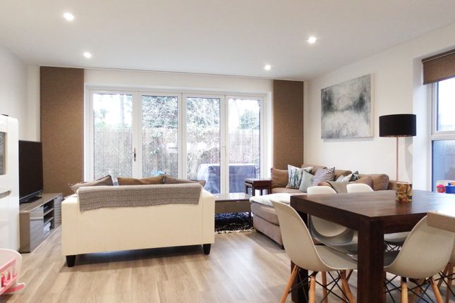 18 Sycamore Avenue, Woking photo 2