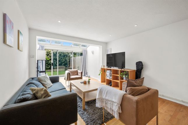 15, Holm Oak Close, Putney photo 2
