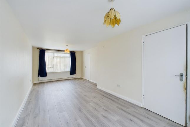 Baker Close, Crawley photo 3