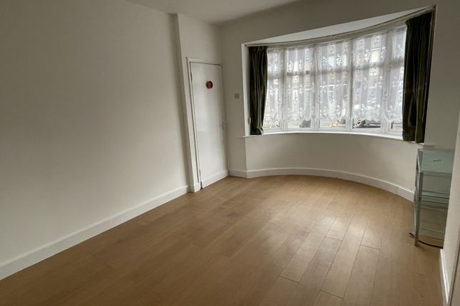 Flat to rent in Tunstall Crescent, Leicester