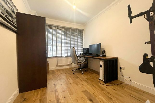 Flat 3, Victoria House, Epsom Road, Leatherhead photo 4