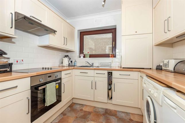 Flat 9, Beaulieu Court, Marine Parade, Worthing photo 2