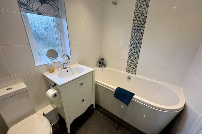 8, Orchard Drive, Neston photo 3
