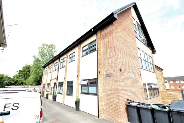 Thumbnail Flat to rent in Churchfield Road, Chalfont St Peter